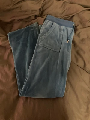 Blåa juciy byxor - Nyskick 