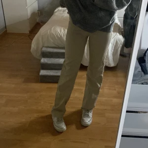 Beiga jeans från Bikbok  - Beiga jeans från Bikok i strl 34. Säljer då de blivit för små för mig i midjan. Inga tecken på användning💞