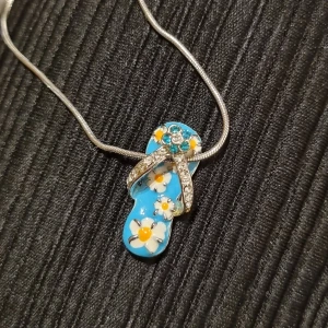 Halsband med flipflop - Halsband med flipflip berlock  Kortare modell