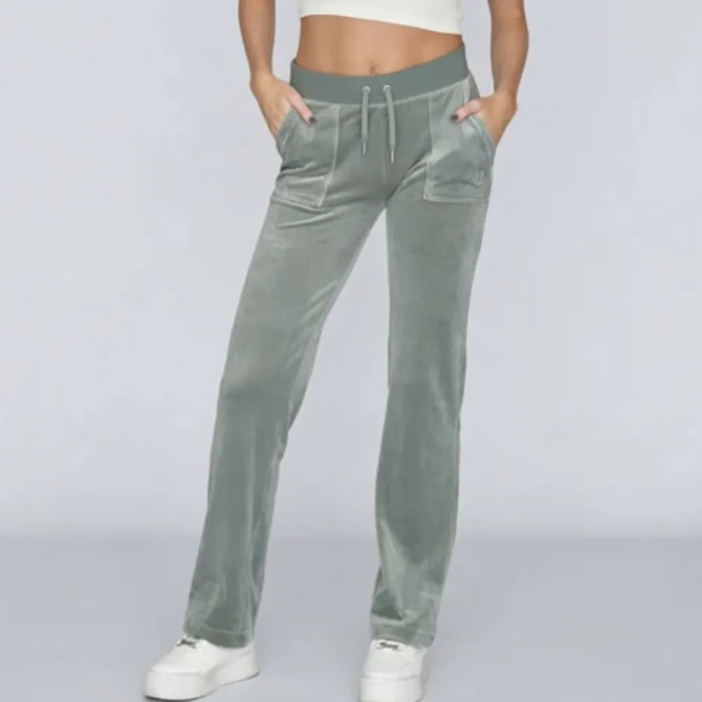 Säljer dessa gröna Juicy Couture byxorna💗. Jeans & Byxor.