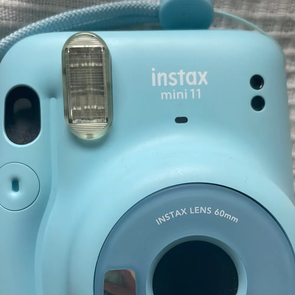 En superfin Instax mini 11 kamera med bra skick som har tagits några bilder med.. Övrigt.