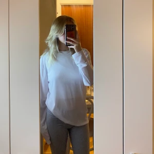 Tunn tröja - Tunn vit tröja som är lite genomskinlig