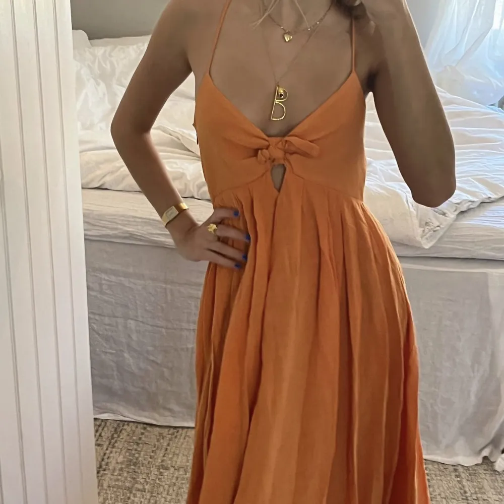 Fin Orange långklänning! Den är i nyckick! För närmare tit på klänningen följ oss på tiktok: selloutafh 🥰. Klänningar.