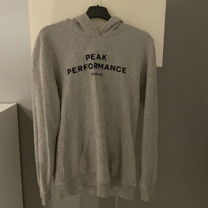Peak performance hoodie - Bra skick!