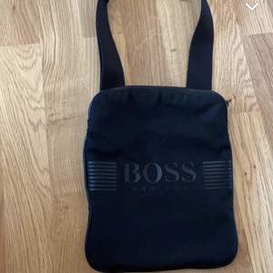 En hugoboss axelväska som är ganska ny inte så använd men i bra skick. Priset på väskan nötning köpte var 1100kr men jag säljer min vidare för mycket billigare