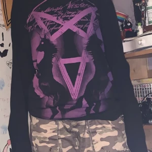 Söker tröjan - Söker den är tröjan från Shock, helst i storlekarna S,M eller L. Skriv om ni skulle kunna tänka att sälja.