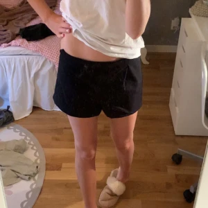 Kostymshorts - Jättesnygga svarta kostymshorts som man kan matcha med allt! Insydda till en storlek 34, även uppsydda. Kan både användas lågmidjat-högmidjat! 50kr+frakt 💗💘skriv privat för mått/bilder/frågor/pris 