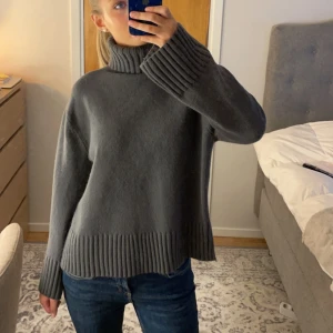 Stickad polotröja  - Grå, stickad, polotröja ifrån h&m. Perfekt till höst och vinter. Supersnygg också!!☺️