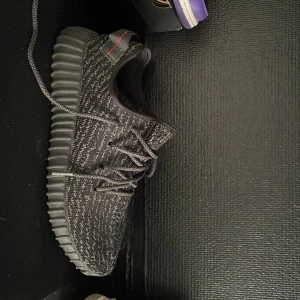 Yeezys pirate black - Inte säker på om de är äkta eller inte därför säljer jag för mindre pris. Yeezys kommer börja sluta tillverkas nu så passa på.