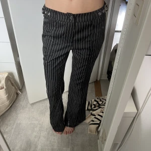 Lågmidjade randiga byxor  - Så snygga! Använda 1 gång och jag är 167 cm 🩷