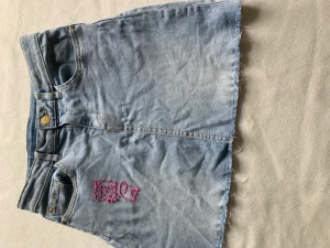 Mini jeanskjol - Kort jeanskjol med märke på sidan,köpt på h&m