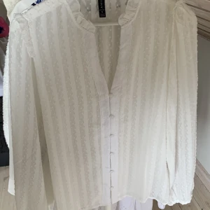 Blus🤍 - Jättegullig blus som tyvärr är förstor för mig, köpare står för frakt🤍 obs stor i storlek!!