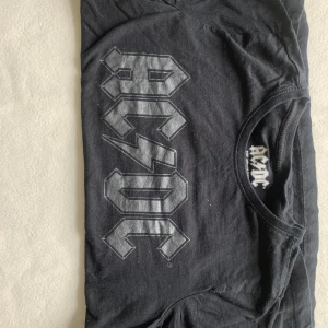 AC DC tröjor - Säljer dessa svarta ACDC kortarmade tröjorna utan några defekter