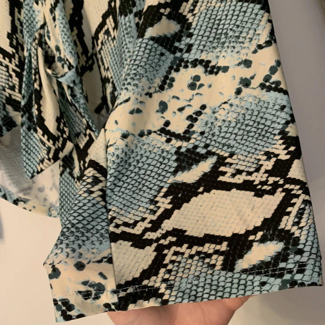 Croppad knytblus i ormmönster. - 90