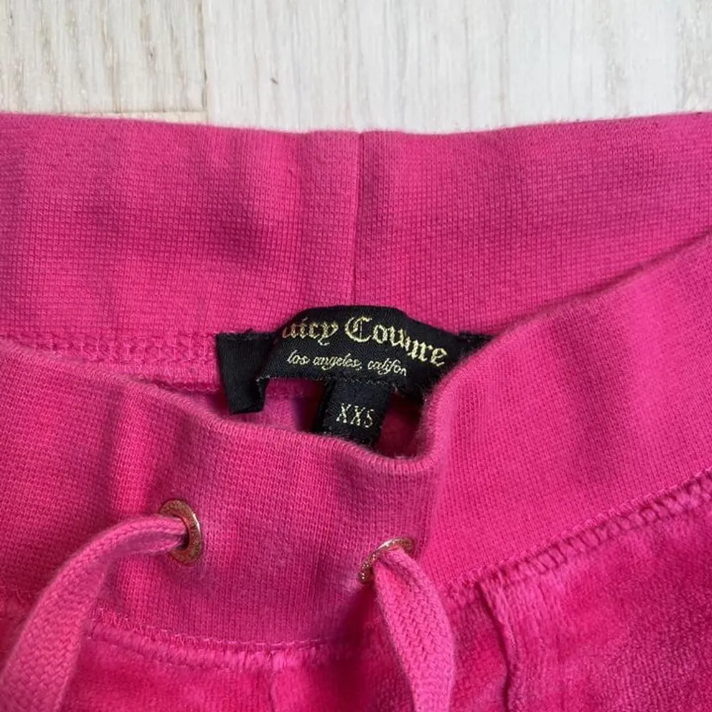 Säljer mina rosa Juicy Couture byxor! Byxorna är i storlek XXS. De är sparsamt använda och är i superfint skick. Säljer för 500 kr. (Första bilden är lånad) . Jeans & Byxor.