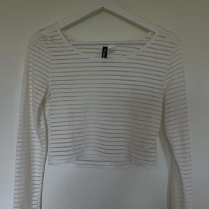 topp från h&m - Jättefin topp från h&m i strl S🤍