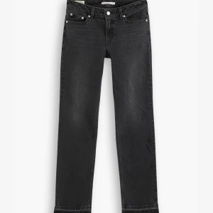 LÅGMIDJADE jeans  - Säljer jeans ifrån Levis som jag har andvänt en gång. Nypris 1249kr Pris kan diskuteras! Strl 29/31