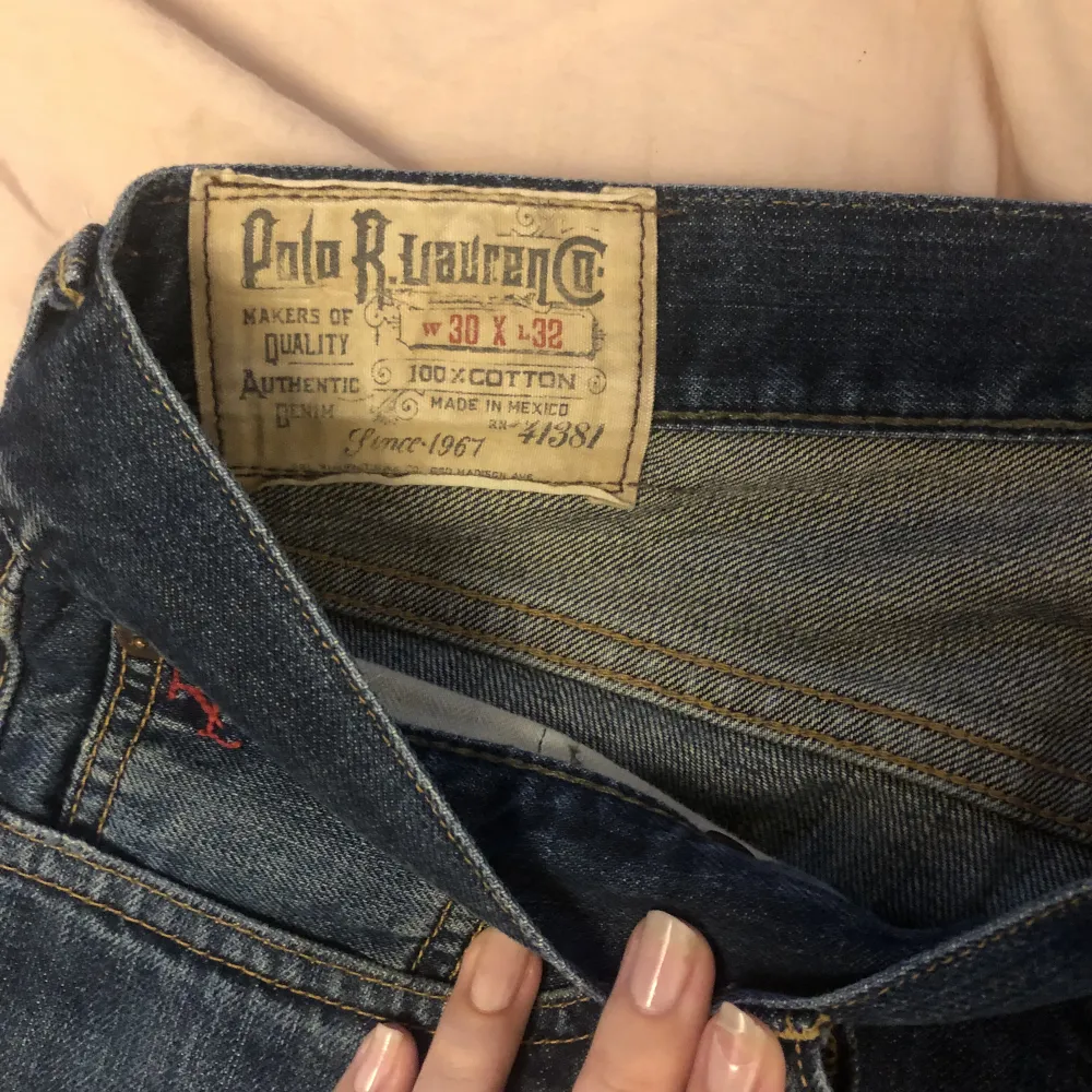 Ett par Lågmidjade jeanse som knappt är använda. De är i snyggt skick och i strl w 30 X l 32. Säljer de pågrund av att jag vill byta ut min garderob!!❤️. Jeans & Byxor.