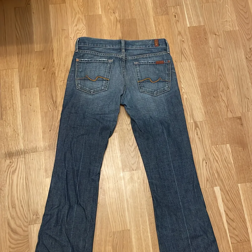 Snygga vintage jeans, flaire/straight leg i storlek 26 Ordinarie pris 1500kr. Jeans & Byxor.