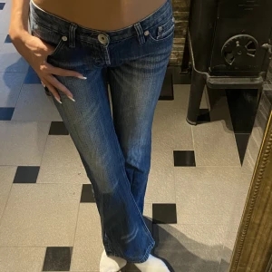 Mörkblåa jeans  - Lowwaist vintage jeans. Midja: 74 cm, innerbenslängd: 76 cm 🫶🏼