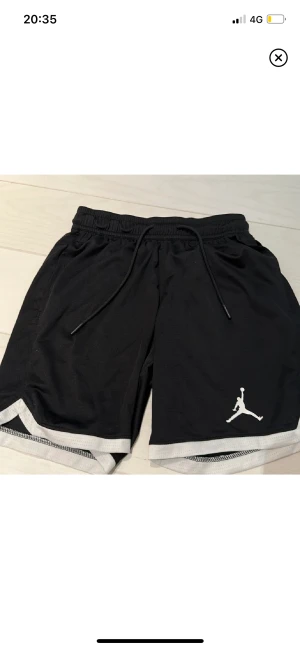 Basketshorts från jordan  - Säljer dessa jätte fina shorts som köptes i plick men byxorna var för små för mig, själva byxorna är köpta i LA nyskick💕