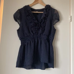 Blus  - Söt blus. Är i storlek 42 och stor på mig som är en XS-S, passar nog en M. Inga hål eller fläckar. 