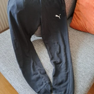 Träningsbyxor  - Träningsbyxor i gott använt skick