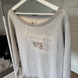 Lexington tröja dam - En skön grå lexington tröja i grå!🌸