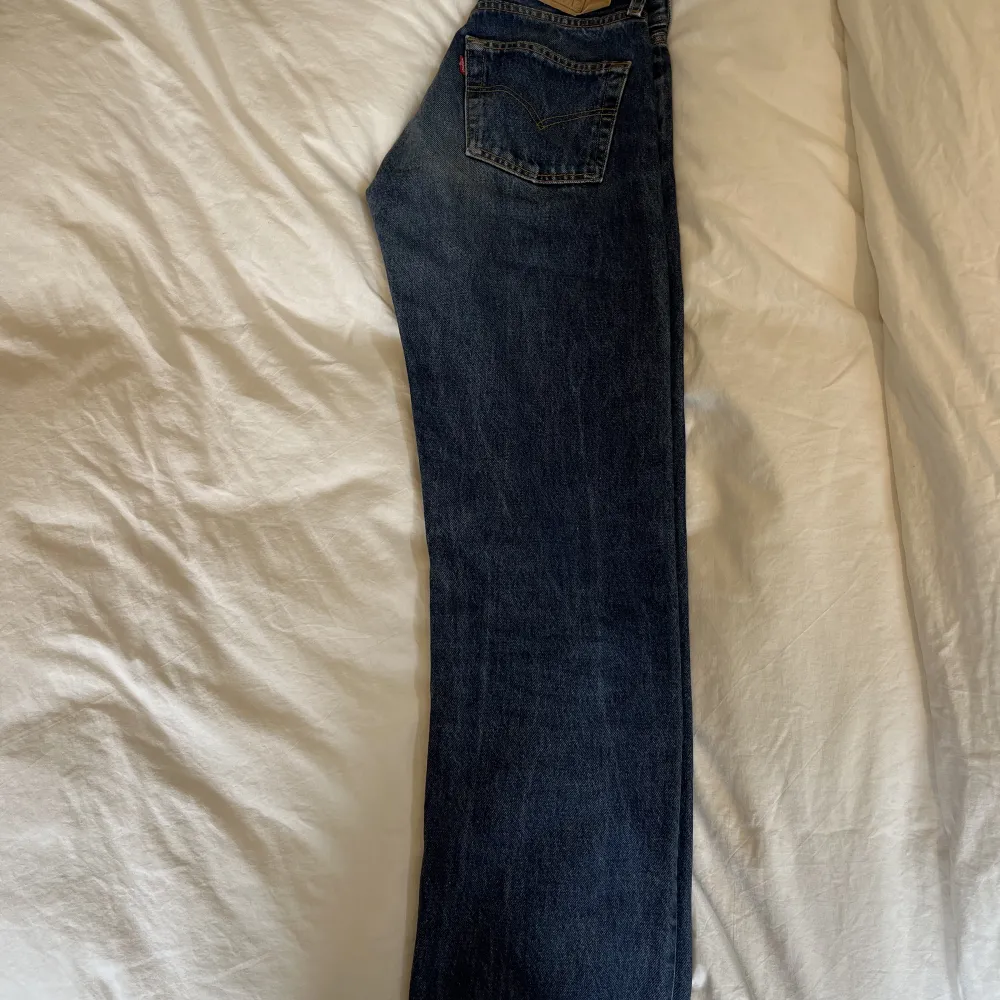 Säljer mina skitsnygga levis jeans då de blivit för små. Använda mycket sparsamt och har inga defekter. Storleken är W 26 L 32 och passformen är midwaist med raka ben. . Jeans & Byxor.