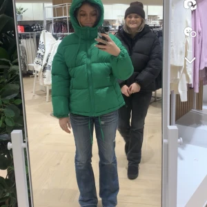 Hm jacka - Hej! Säljer denna jackan eftersom jag köpte en ny jacka precis efter jag köpte denna och då kom inte denna jackan till användning. Perfekt till vintern och senare i höst, den är supermysig och varm💕endast använd ca 2 ggr