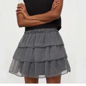 Rutig volangkjol från HM  - Helt oanvänd kjol från hm. Säljer pga att den ej kommer till användning.