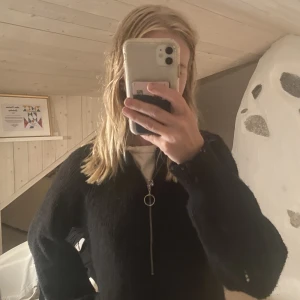 Svart stickad tröja - Svart stickad tröja från Nakd. Använd men i bra skick!