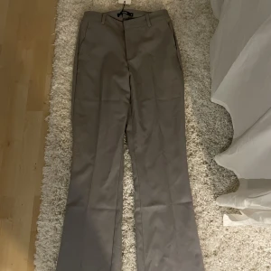 Grå kostymbyxor - Säljer dessa fina kostymbyxor från Gina. Aldrig använda och lappen är kvar!