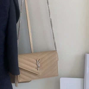 Ysl väska  - Intressekoll ❗️Äktenhetsbevis finns💕