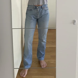 Levis 501 jeans  - Levis 501 jeans med slitage på bakre fickan. Levis 501 varierar i storleken och jag kan ha från ca 26-28 i midjan.