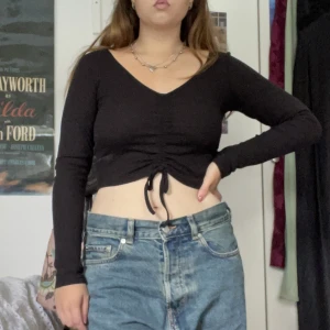 svart topp - svart långärmad topp från monki. väl använd, passar xs