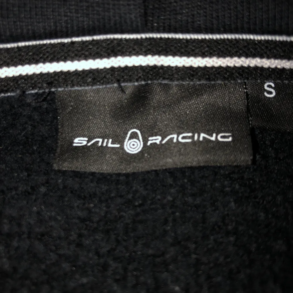 En sail racing tröja jag köpte på pondus i torp förra sommaren väldigt fint skick sparsamt använd . Hoodies.
