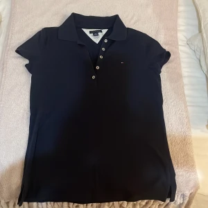 Tommy hilfiger  - En tröja som är i bra skick. Färg mörk blå 