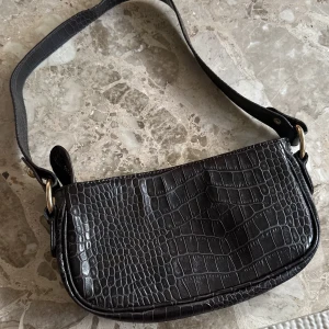 Baguettebag - Baguettebag i en mörkbrun färg och i ormskinns imitation, köpt på second hand🤎 som ny inga defekter!