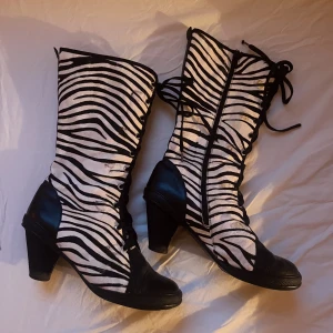 Zebramönstrade boots - Unika boots!! De hadde kardborreband men jag bytte ut det till snörning ist! De är lite ”fläckar” från där banden satt innan, går kanske att skrubba bort, inte säkert! Skosnörena är i använt man fint skick! Pris går att diskutera 