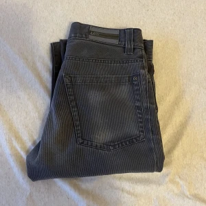 Snygga jeans - Super snygga jeans som är lite baggy. Sitter lite stora i midjan för mig men passar nog s eller m💕