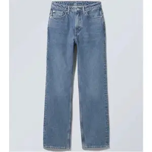 Jätte fina o knappt oanvända weekday jeans i stl 31/32.   Står inte för frakten o för postens slarv. 
