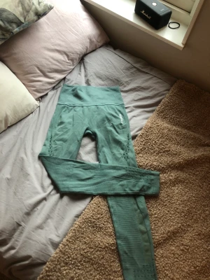 Gymshark tights - Säljer mina turkosa träningstights från gymshark då den inte används! Använda ett fåtal gånger och i fint skick! Bokstäverna har sedan de var nyköpta suttit lite löst som andra bilden visar, men inget märkvärdigt! 💕💕