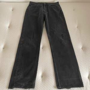 Vintage levi’s 501 jeans från tidigt 80-tal. Storlek w32l36 jag tycker storleken snarare motsvarar w30l34. De passar mig med storlek s. Jeansen är slitna och reparerade vilket enligt mig är fint. De är ursprungligen svarta menfärgen är ojämn efter alla år