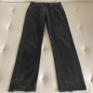 Levi’s 501 - Vintage levi’s 501 jeans från tidigt 80-tal. Storlek w32l36 jag tycker storleken snarare motsvarar w30l34. De passar mig med storlek s. Jeansen är slitna och reparerade vilket enligt mig är fint. De är ursprungligen svarta menfärgen är ojämn efter alla år