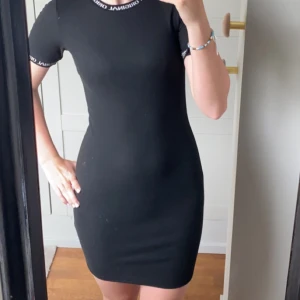 Svart klänning  - En svart klänning från HM divided använda en eller två gånger köparen står för frakt 
