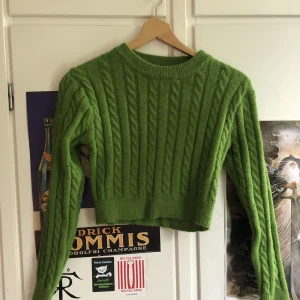 Grön stickad tröja - Köpte den på plick, vet inte var den kommer ifrån