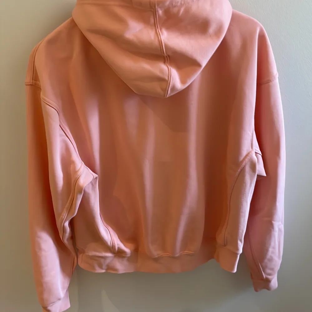 Fin rosa hoodie från Nike, använd fåtal gånger men är fortfarande i nyskick. Köpt från nike egna hemsida 🩷🩷. Hoodies.