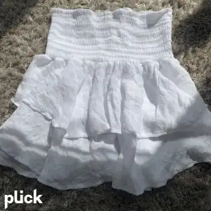Säljer denna vita kjolen då den inte kommer till användning ❤️