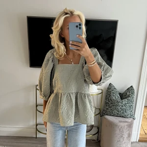 puffig blus - stor puffig blus från soaked in luxury, storlek xs men passar även större! oanvänd. mintgrön 